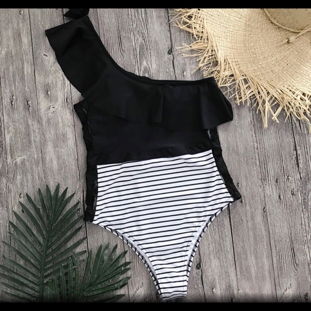ONLY 1 LEFT!!! 🛍 One-shoulder swimsuit